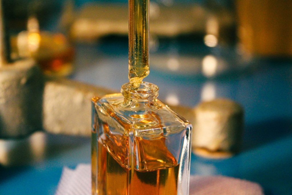 una ampolla de líquid sobre una taula